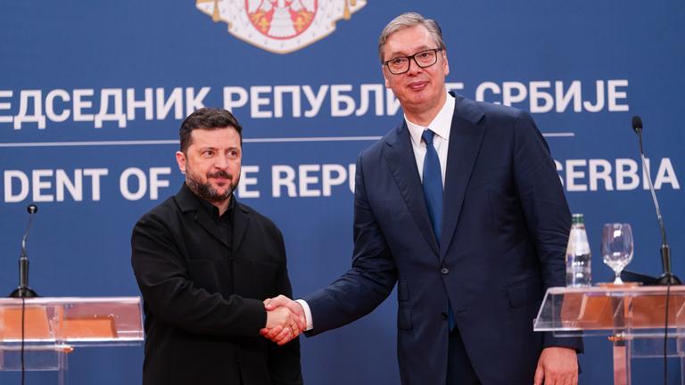Serbien, Belgrad: Der serbische Präsident Aleksandar Vučić empfängt den ukrainischen Präsidenten Wolodymyr Selenskyj