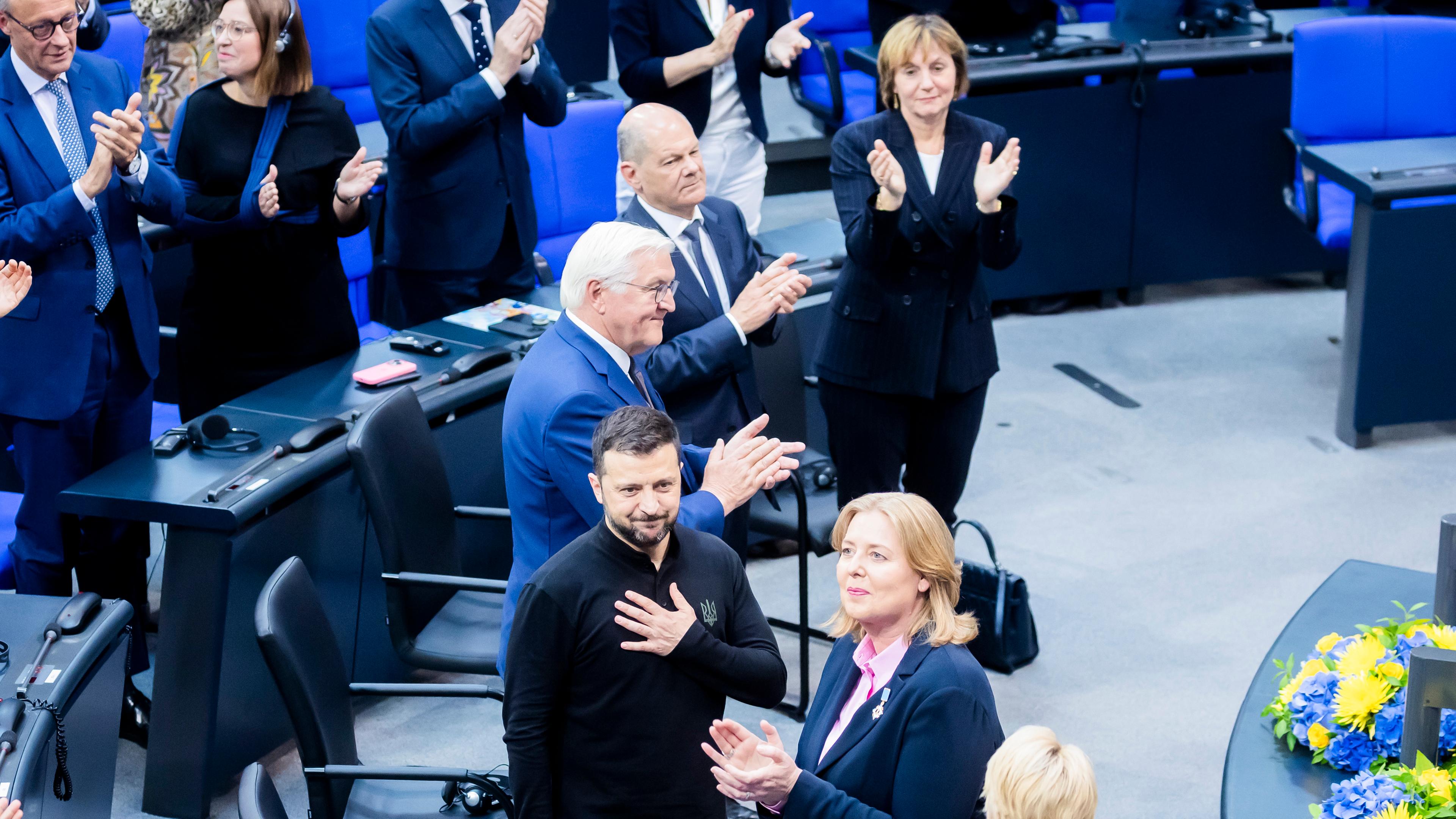 Anwesende applaudieren Wolodymyr Selenskyj nach seiner Rede im Deutschen Bundestag am 11.06.2024.