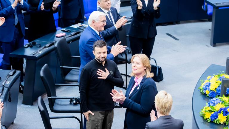 Anwesende applaudieren Wolodymyr Selenskyj nach seiner Rede im Deutschen Bundestag am 11.06.2024.