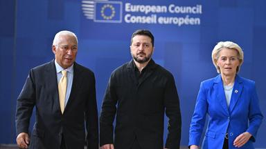 Belgien, Brüssel: EU-Ratspräsident Antonio Costa (links), EU-Kommissionspräsidentin Ursula von der Leyen (rechts) und der ukrainische Präsident Wolodymyr Selenskyj