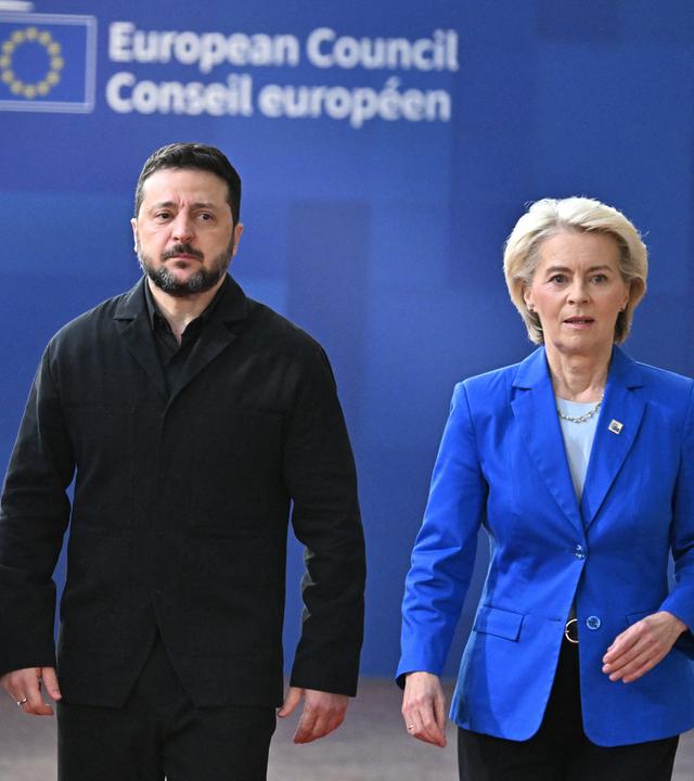 Belgien, Brüssel: EU-Ratspräsident Antonio Costa (links), EU-Kommissionspräsidentin Ursula von der Leyen (rechts) und der ukrainische Präsident Wolodymyr Selenskyj