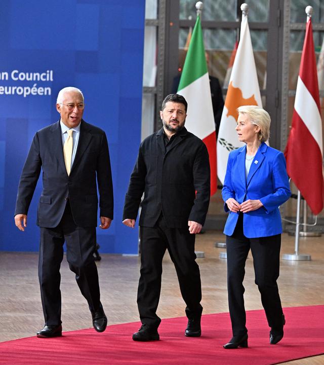 Belgien, Brüssel: EU-Ratspräsident Antonio Costa (links), EU-Kommissionspräsidentin Ursula von der Leyen (rechts) und der ukrainische Präsident Wolodymyr Selenskyj