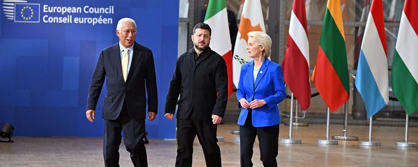 Belgien, Brüssel: EU-Ratspräsident Antonio Costa (links), EU-Kommissionspräsidentin Ursula von der Leyen (rechts) und der ukrainische Präsident Wolodymyr Selenskyj