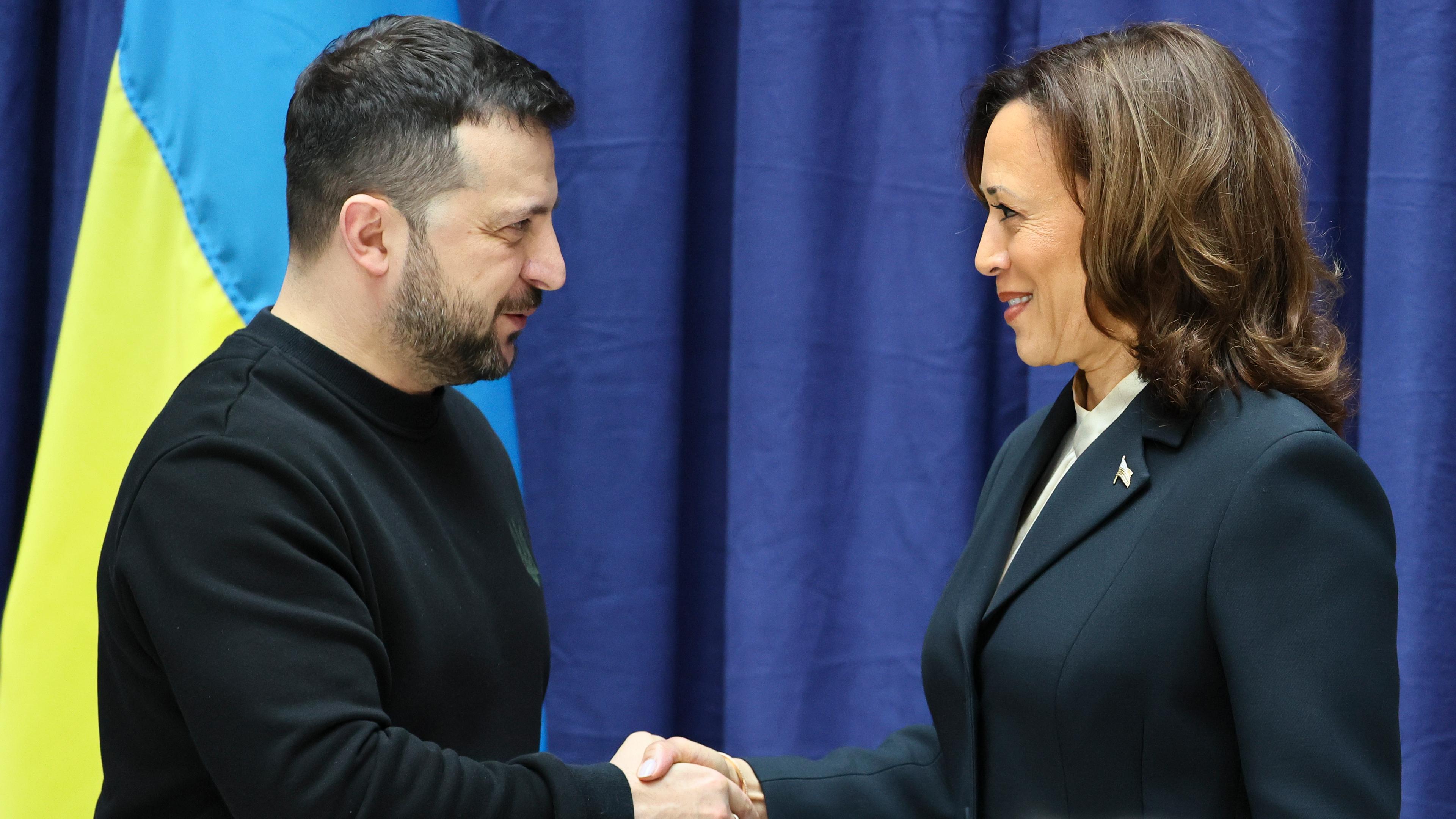 Wolodymyr Selenskyj nimmt an einer Pressekonferenz mit US-Vizepräsidentin Kamala Harris während der Münchner Sicherheitskonferenz im Hotel Bayerischer Hof in München teil am 17.02.2024.
