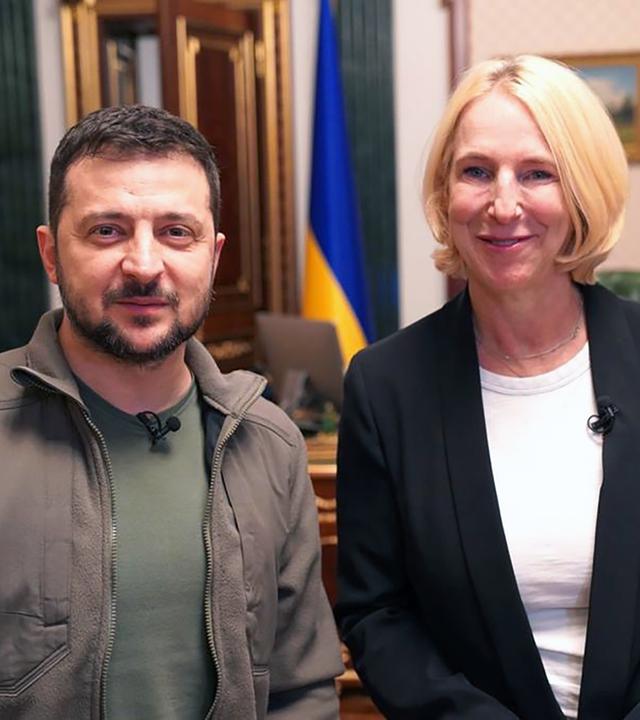 Wolodymyr Selenskyj und Katrin Eigendorf stehen nebeneinander