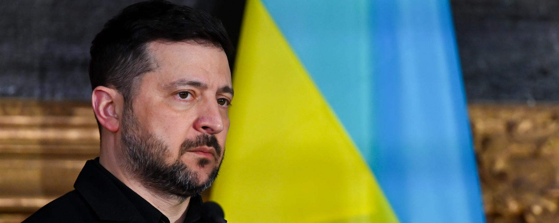 Wolodymyr Selenskyj, Präsident der Ukraine, steht in der Residenz vor der Verleihung des Ewald-von-Kleist-Preis. Der diesjährige Ewald-von-Kleist-Preis wird an das ukrainische Volk vergeben. 