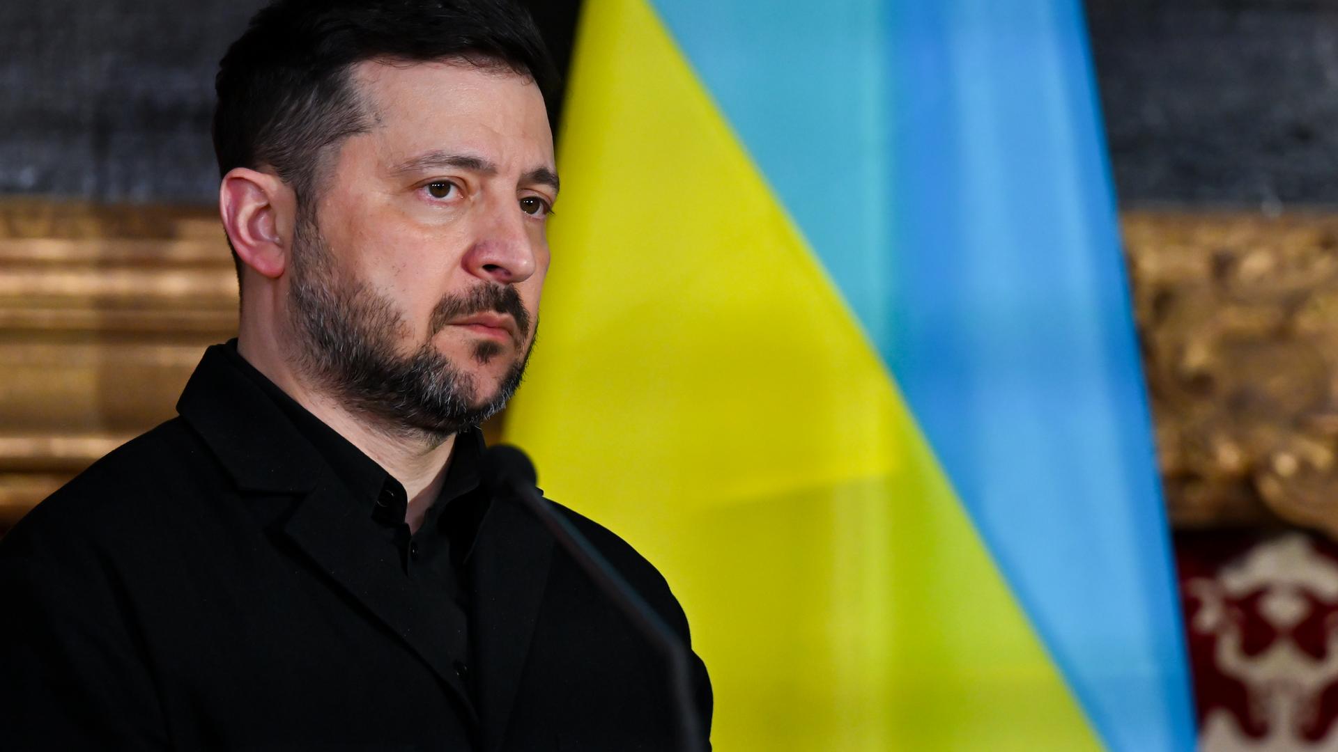 Wolodymyr Selenskyj, Präsident der Ukraine, steht in der Residenz vor der Verleihung des Ewald-von-Kleist-Preis. Der diesjährige Ewald-von-Kleist-Preis wird an das ukrainische Volk vergeben. 