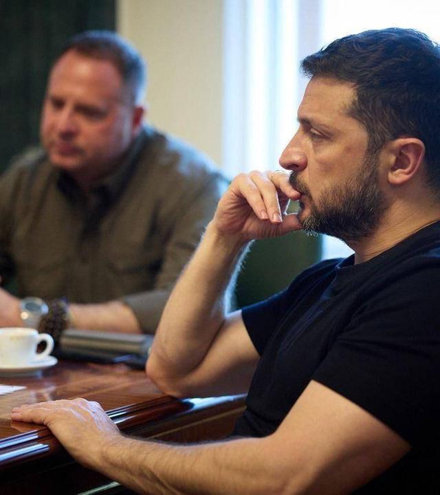 Wolodymyr Selenskyj und Andrei Jermak am 22.07.2025 in Kiew, Ukraine.