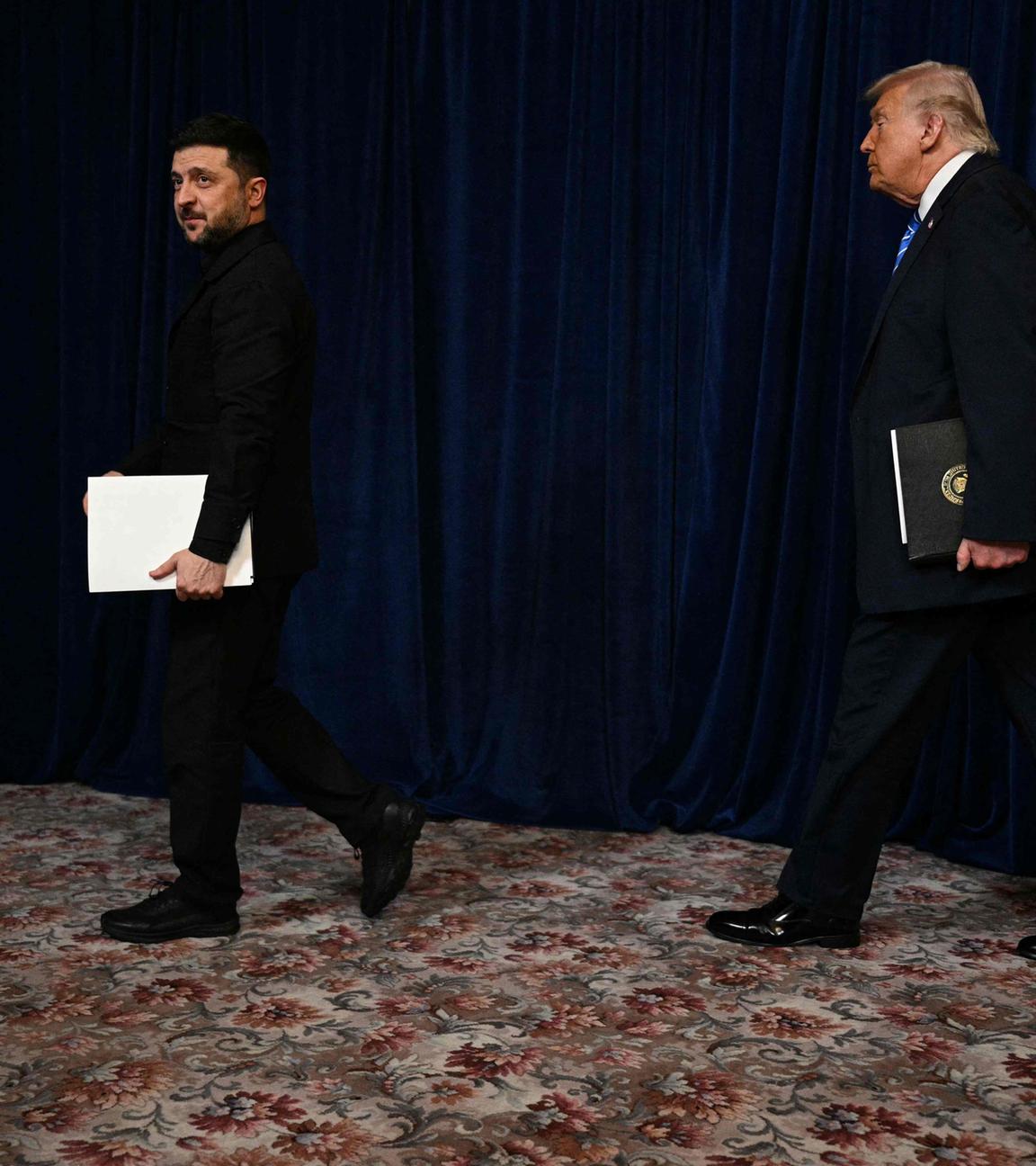 US-Präsident Donald Trump und der ukrainische Präsident Wolodymyr Selenskyj kommen am 28.12.2025 nach Gesprächen in Trumps Residenz Mar-a-Lago in Palm Beach, Florida, zu einer Pressekonferenz.