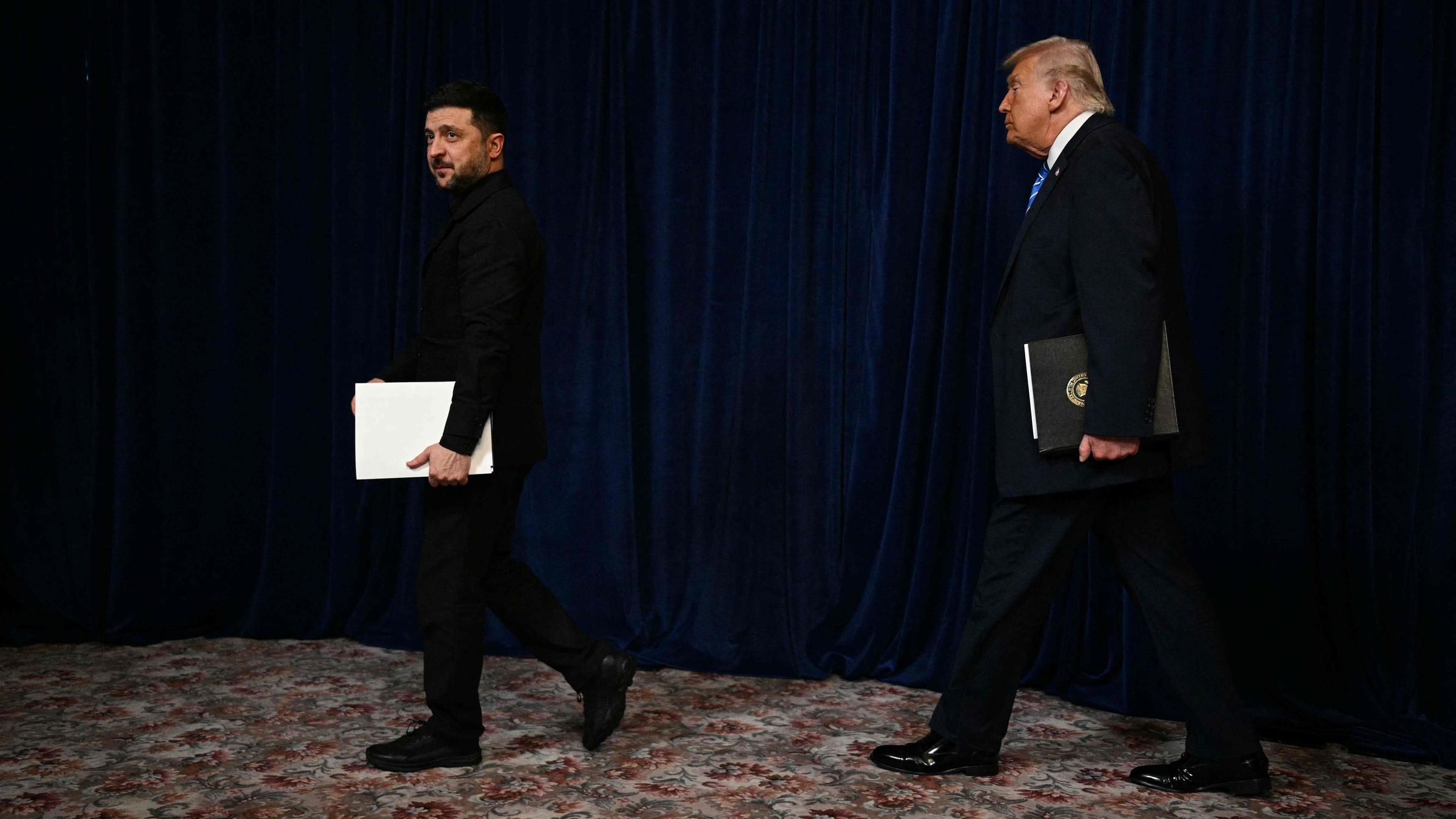 US-Präsident Donald Trump und der ukrainische Präsident Wolodymyr Selenskyj kommen am 28.12.2025 nach Gesprächen in Trumps Residenz Mar-a-Lago in Palm Beach, Florida, zu einer Pressekonferenz.