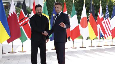Der französische Präsident Emmanuel Macron (rechts) empfängt den ukrainischen Präsidenten Wolodymyr Selenskyj im Hotel Royal während des G7-Gipfels in Evian-les-Bains, Frankreich, am 16.06.2026. 