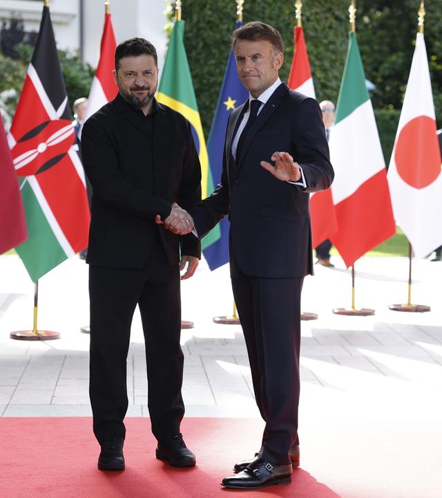 Der französische Präsident Emmanuel Macron (rechts) empfängt den ukrainischen Präsidenten Wolodymyr Selenskyj im Hotel Royal während des G7-Gipfels in Evian-les-Bains, Frankreich, am 16.06.2026. 