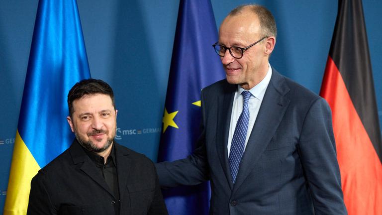 Präsident Selenskyj und Kanzler Merz auf der Münchner Sicherheitskonferenz am 13. Februar 2026.