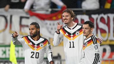 Nick Woltemade jubelt nach seinem 1:0-Tor gemeinsam mit Serge Gnabry und Florian Wirtz.