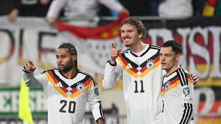 Nick Woltemade jubelt nach seinem 1:0-Tor gemeinsam mit Serge Gnabry und Florian Wirtz.