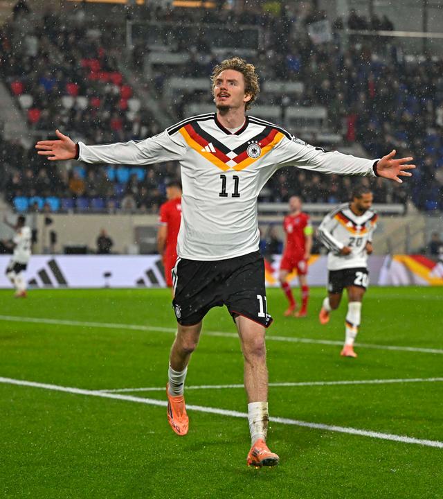 Nick Woltemade jubelt nach seinem Treffer zum 1:0 für Deutschland gegen Luxemburg in der WM Qualifikation