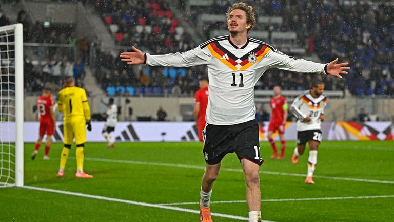 Nick Woltemade jubelt nach seinem Treffer zum 1:0 für Deutschland gegen Luxemburg in der WM Qualifikation