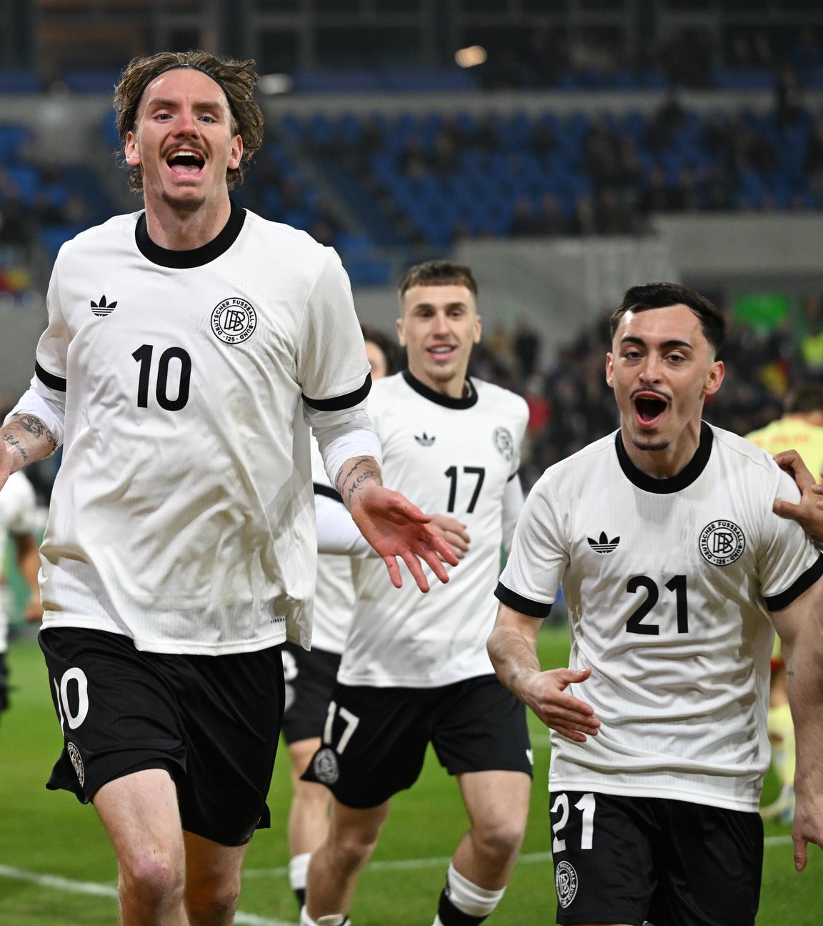 Nick Woltemade und Paul Nebel beim Torjubel