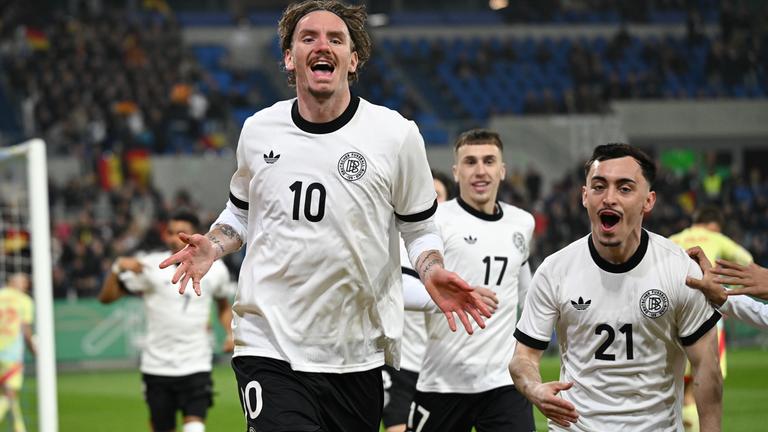 Nick Woltemade und Paul Nebel beim Torjubel