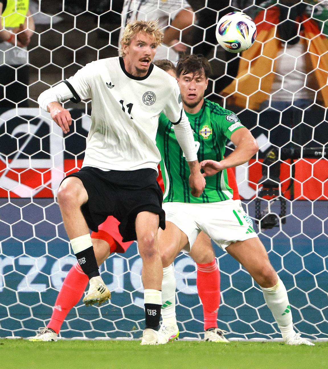 Nick Woltemade will im Spiel gegen Nordirland mit dem Rücken zum Tor stehend den Ball annehmen.