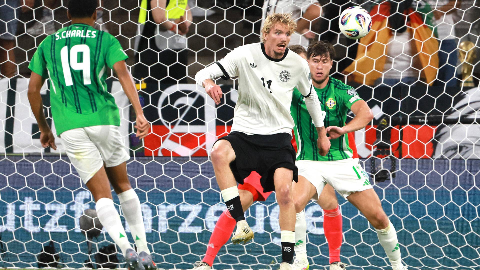 Nick Woltemade will im Spiel gegen Nordirland mit dem Rücken zum Tor stehend den Ball annehmen.