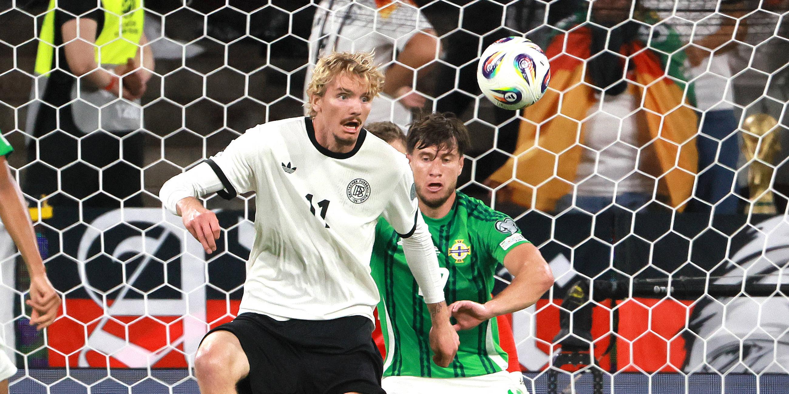Nick Woltemade will im Spiel gegen Nordirland mit dem Rücken zum Tor stehend den Ball annehmen.