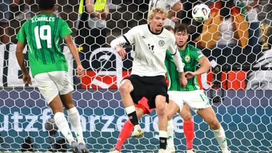 Nick Woltemade will im Spiel gegen Nordirland mit dem Rücken zum Tor stehend den Ball annehmen.