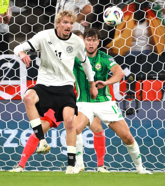 Nick Woltemade will im Spiel gegen Nordirland mit dem Rücken zum Tor stehend den Ball annehmen.