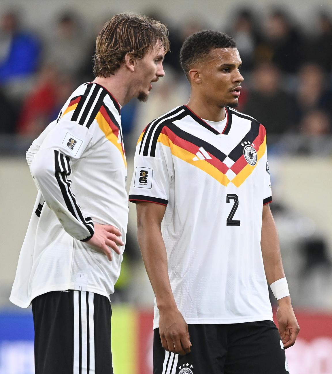 DFB-Stürmer Nick Woltemade im Gespräch mit Malick Thiaw