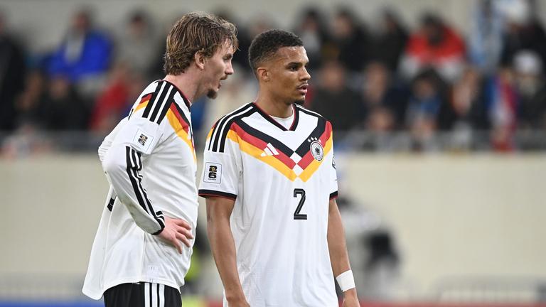 DFB-Stürmer Nick Woltemade im Gespräch mit Malick Thiaw