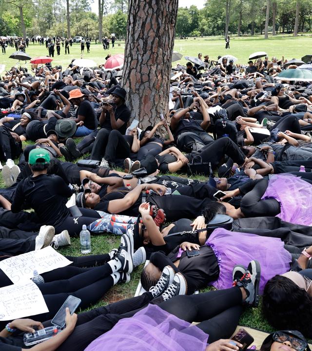 Südafrikanische Frauen protestieren in Pretoria vor dem G20-Gipfel gegen Femizide und Gewalt 