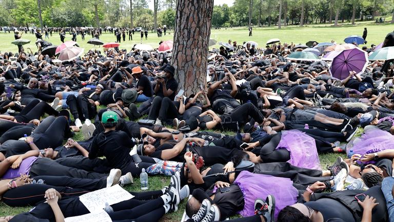 Südafrikanische Frauen protestieren in Pretoria vor dem G20-Gipfel gegen Femizide und Gewalt 