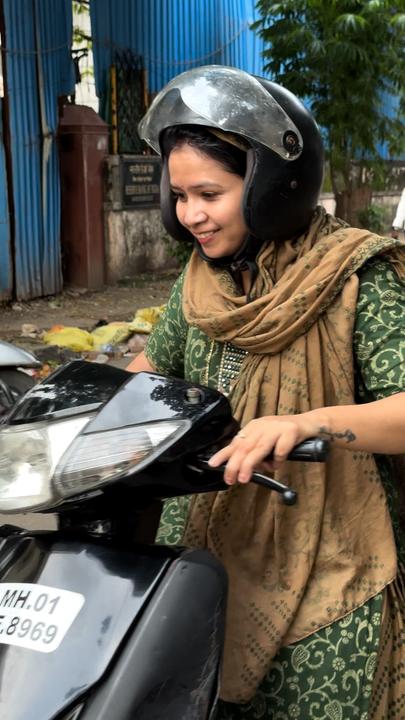Eine Frau lernt in der Motorrad-Fahrschule "Women on Wheels" in Indien Motorrad fahren.