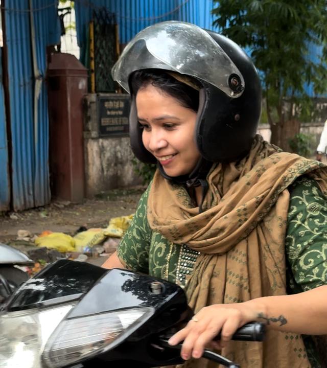 Eine Frau lernt in der Motorrad-Fahrschule "Women on Wheels" in Indien Motorrad fahren.