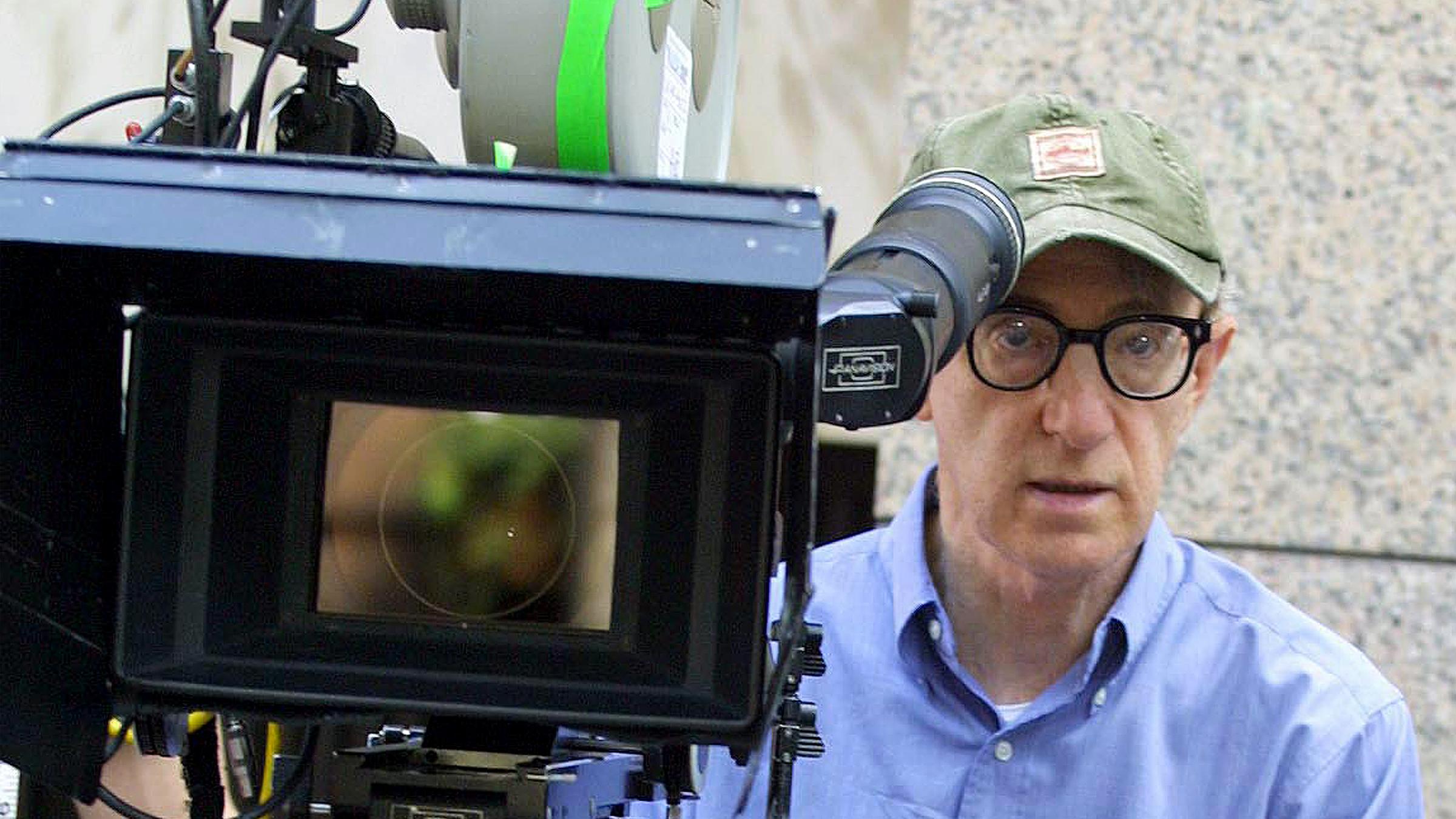 Woody Allen bei Dreharbeiten hinter der Kamera