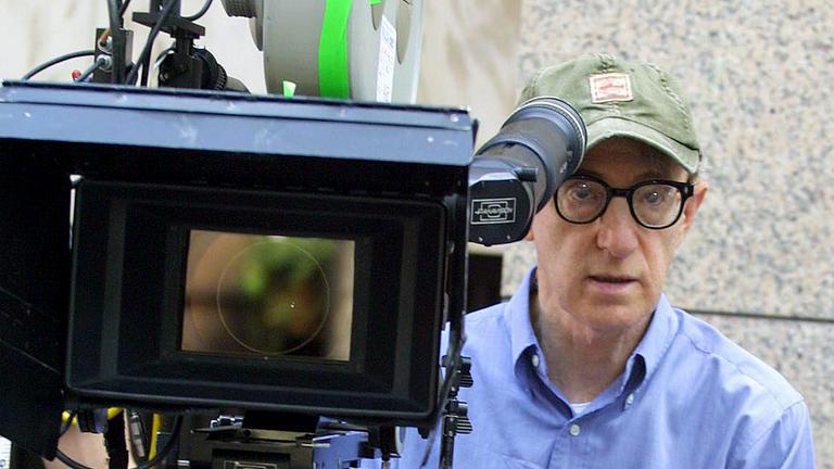 Woody Allen bei Dreharbeiten hinter der Kamera