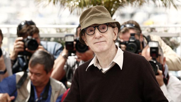 Der Filmemacher Woody Allen posiert während eines Fototermins für den Film „You Will Meet a Tall Dark Stranger“ bei den 63. Internationalen Filmfestspielen in Cannes, Südfrankreich, am 15. 5. 2010. 
