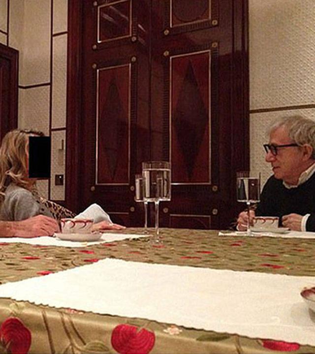 Regisseur Woody Allen sitzt mit einer unerkenntlichen Frau und Jeffrey Epstein an einem Tisch.