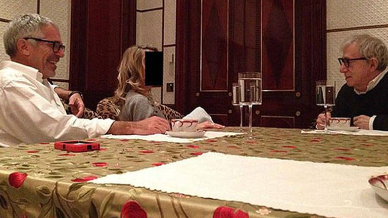 Regisseur Woody Allen sitzt mit einer unerkenntlichen Frau und Jeffrey Epstein an einem Tisch.