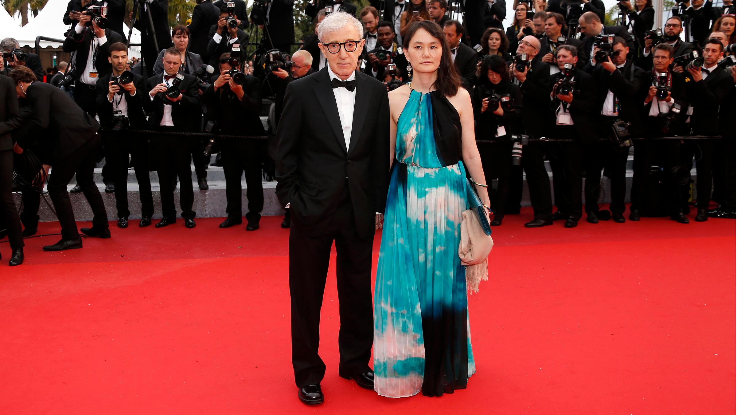 US-Regisseur Woody Allen und seine Frau, Soon-Yi Previn, kommen zur Premiere von "Cafe Society" bei der Eröffnung der Filmfestspiele in Cannes am 11.05.2016.