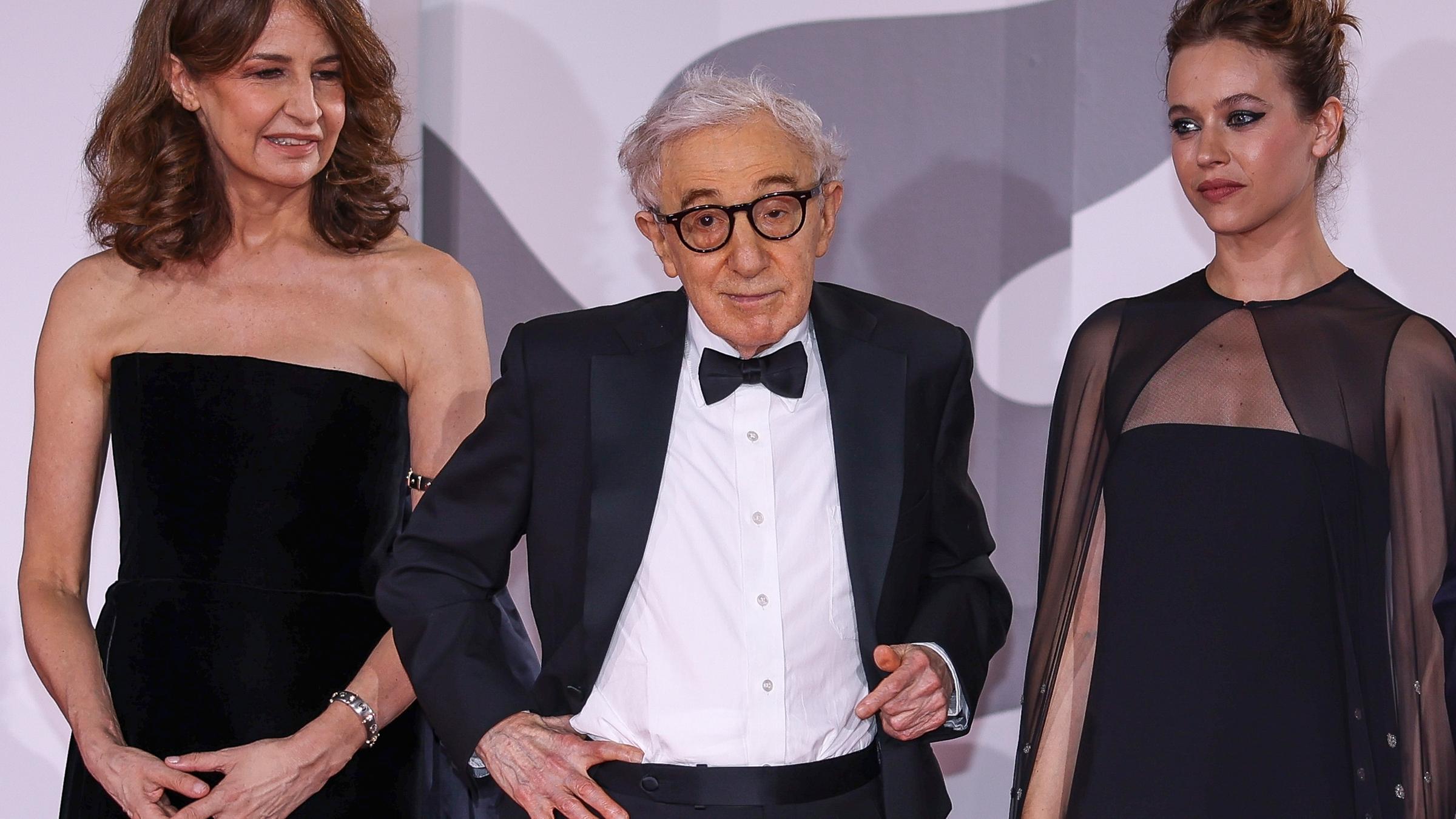 Valerie Lemercier (l-r), Schauspielerin aus Frankreich, Woody Allen, Regisseur aus den USA, und Lou de Laage, Schauspielerin aus Frankreich, kommen am 04.09.2023 zur Premiere des Films "Coup de Chance" während der 80. Ausgabe der Filmfestspiele von Venedig. 