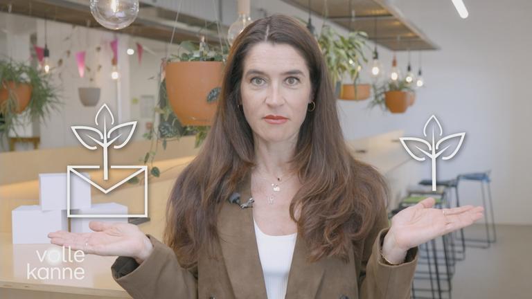 ZDF-Finanzreporterin Sina Mainitz, ergänzt durch grafische Symbole zur Nachhaltigkeit.