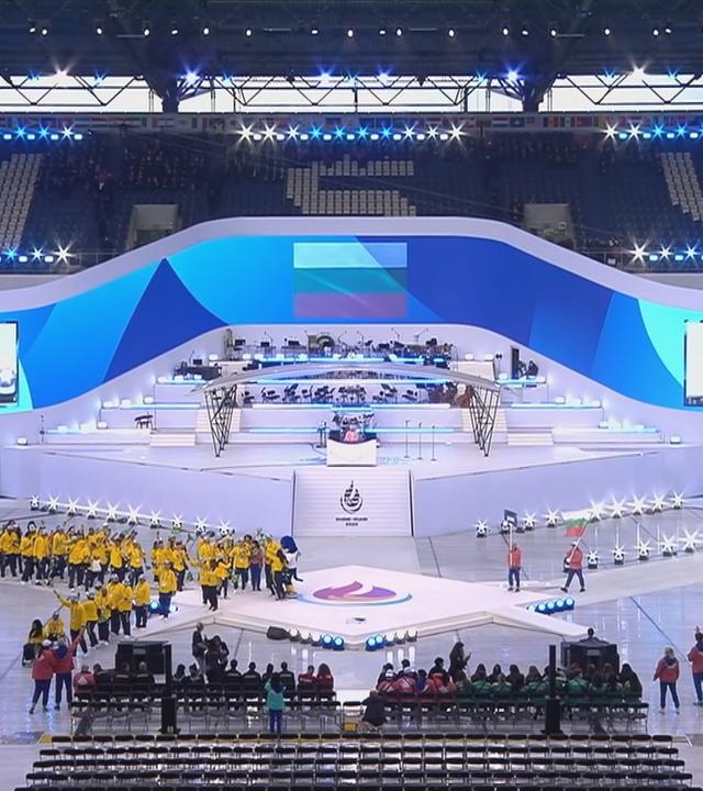 Sänger in Trachten bei der Eröffnung der "World University Games" in Duisburg
