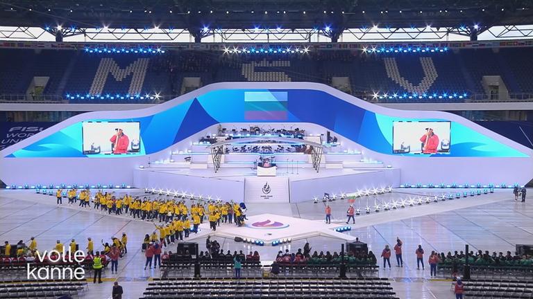 Sänger in Trachten bei der Eröffnung der "World University Games" in Duisburg