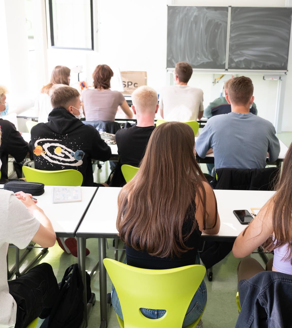 Schüler einer 12. Klasse sitzen am ersten Schultag nach den Sommerferien zu Unterrichtsbeginn im Gymnasium Bürgerwiese in einem Klassenzimmer auf ihren Plätzen. 