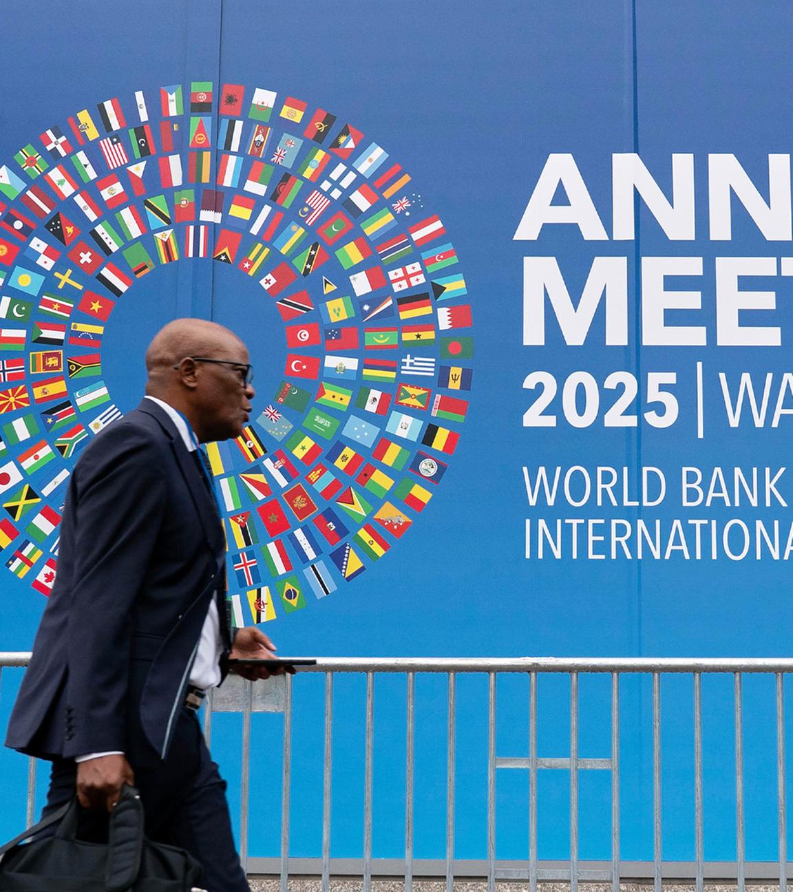 Delegierte treffen am 14. Oktober 2025 zu den Jahrestagungen von Weltbank und IWF im Hauptsitz des Internationalen Währungsfonds in Washington ein.
