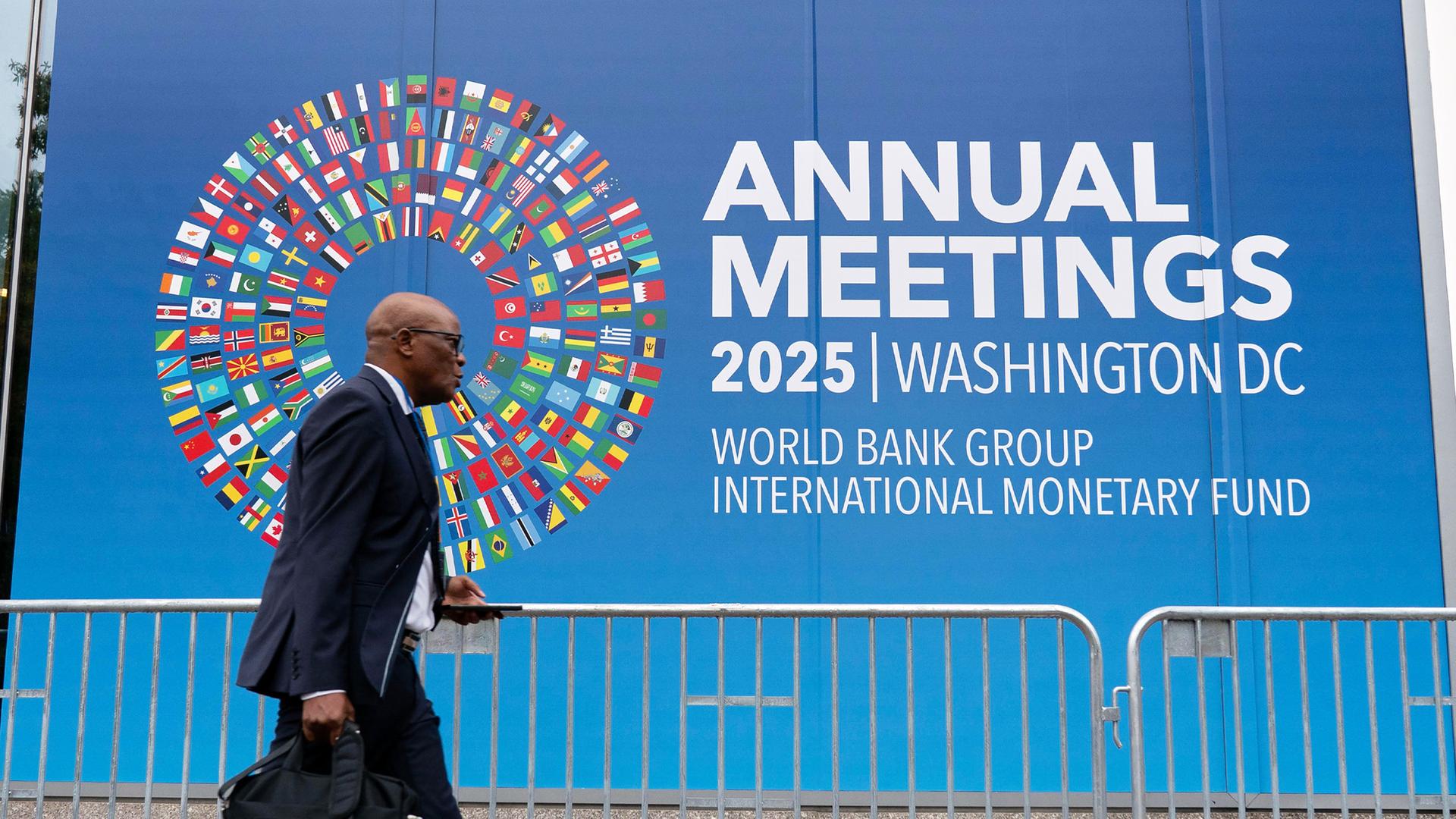 Delegierte treffen am 14. Oktober 2025 zu den Jahrestagungen von Weltbank und IWF im Hauptsitz des Internationalen Währungsfonds in Washington ein.