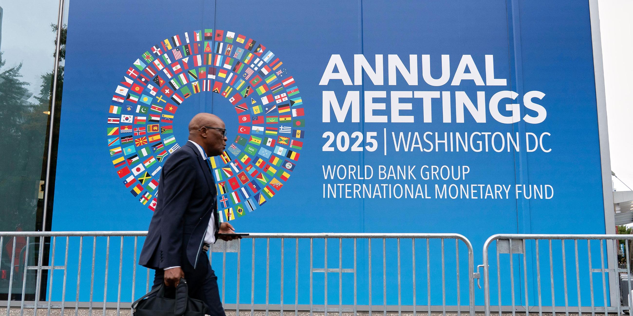 Delegierte treffen am 14. Oktober 2025 zu den Jahrestagungen von Weltbank und IWF im Hauptsitz des Internationalen Währungsfonds in Washington ein.