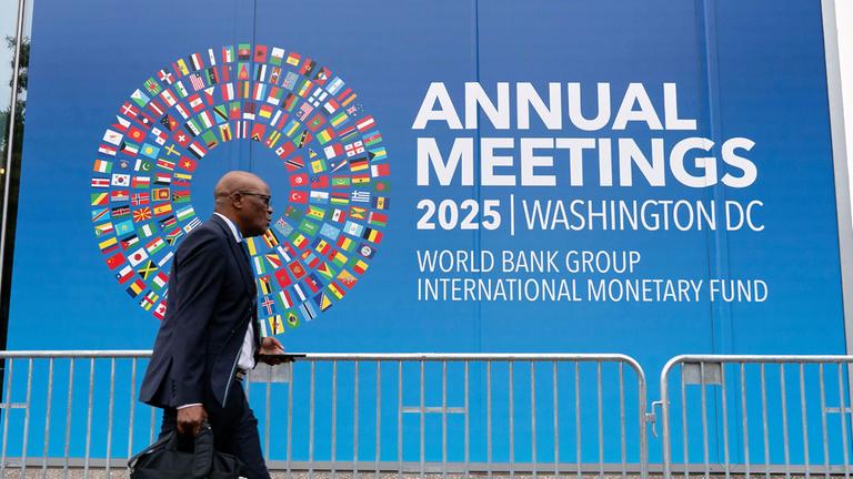Delegierte treffen am 14. Oktober 2025 zu den Jahrestagungen von Weltbank und IWF im Hauptsitz des Internationalen Währungsfonds in Washington ein.