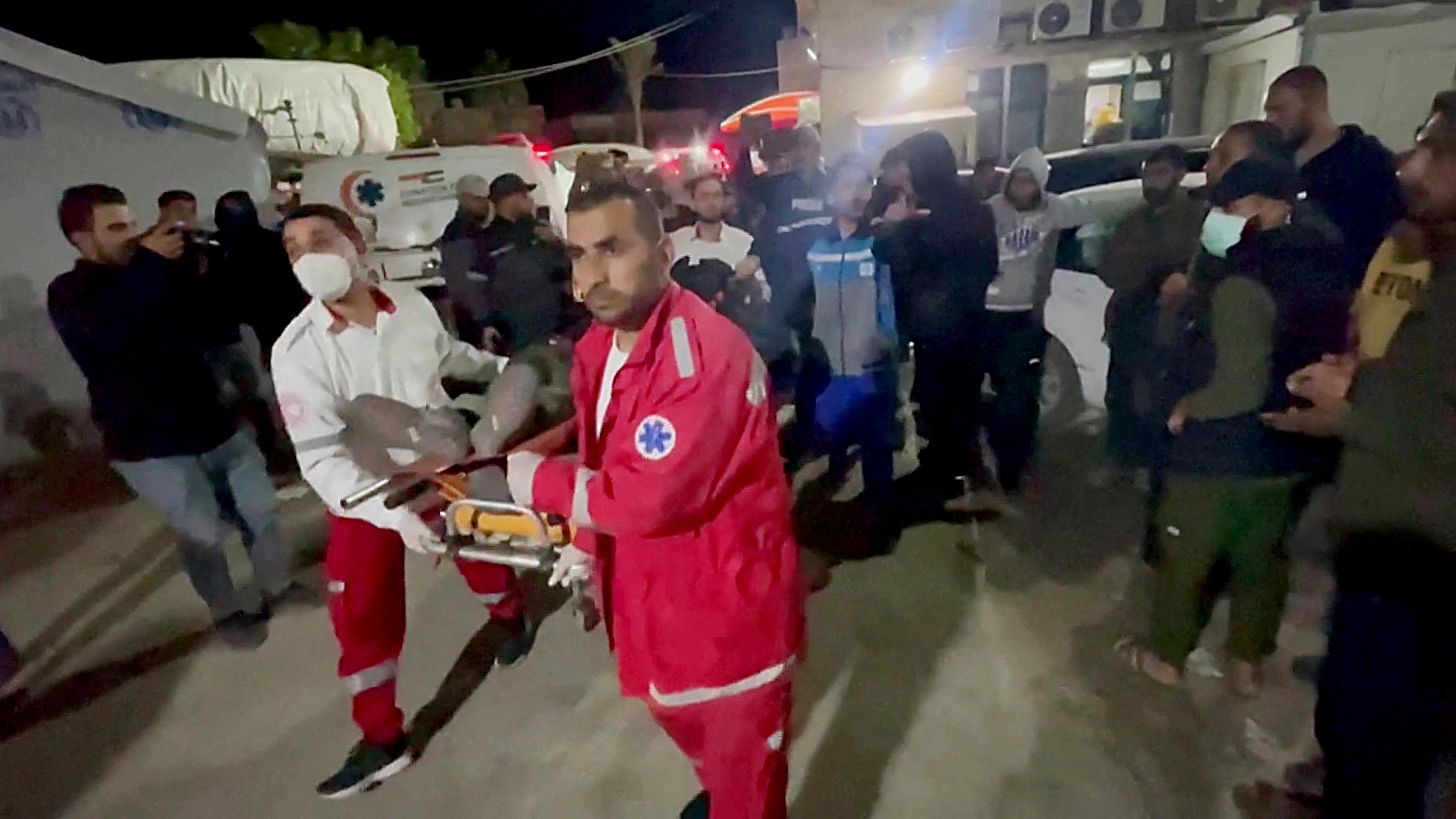 Palästinenser tragen die Leiche einer Person nach einem israelischen Luftangriff in das Al Aqsa Krankenhaus in Deir al Balah (Gazastreifen) am 02.04.2024